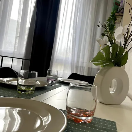 Modern For 3, Porte De Paris Nord, Metro 7 * Aubervilliers