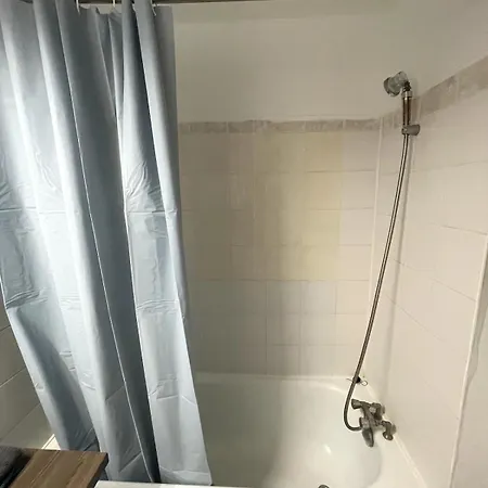 Modern For 3, Porte De Paris Nord, Metro 7 *