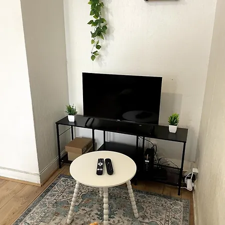 Modern For 3, Porte De Paris Nord, Metro 7 Aubervilliers